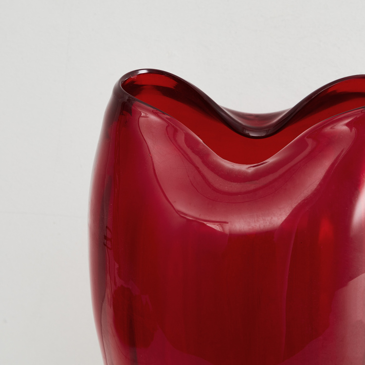 Splendid Solid Curved Vase