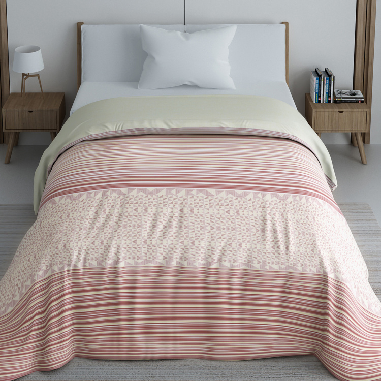 Spaces Geostance Printed Single Bed Winter Quilt - 150 X 220 Cm